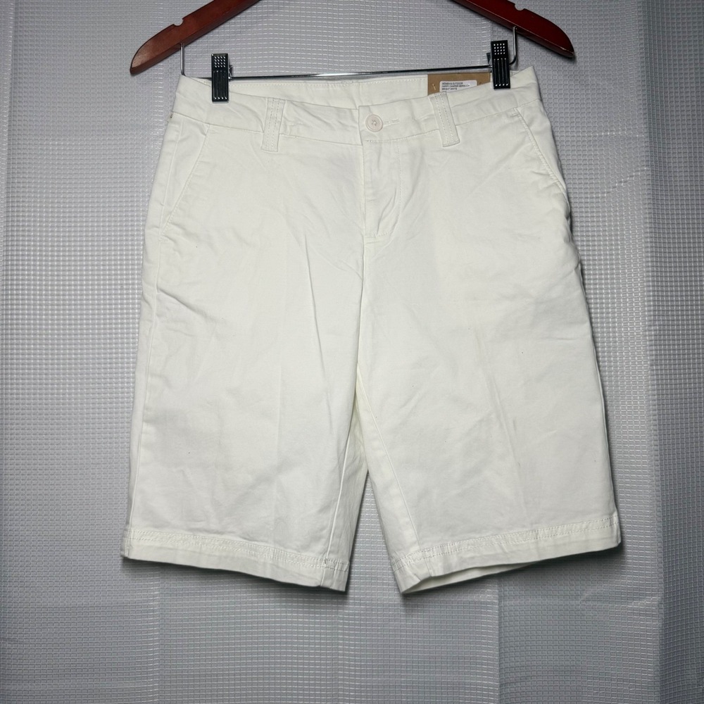 Magellan Outdoors Happy Camper Bermuda‎ Shorts Bright White Flex Tech Womens 2